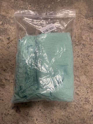 Fular verde con detalles de encaje