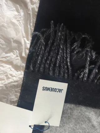 Bufanda Jacquemus Negra y Gris