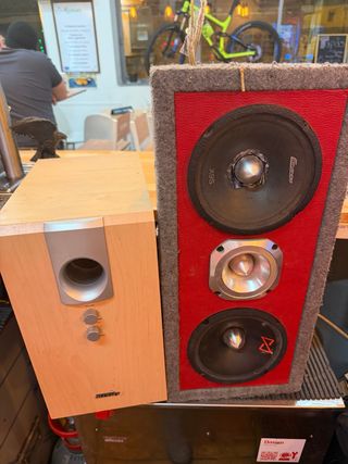 Bocina amplificada madera y roja