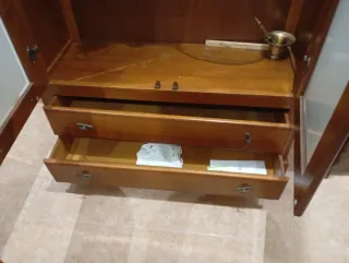 Mueble vitrina de madera y cristal