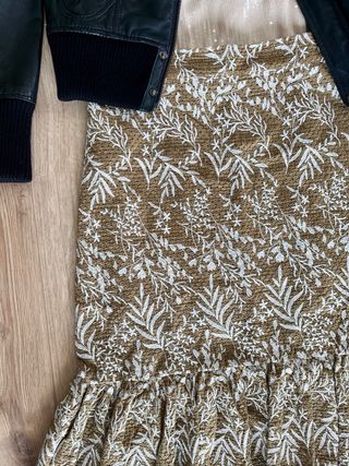 Falda Zara Midi Bordado floral y Volante Bajo