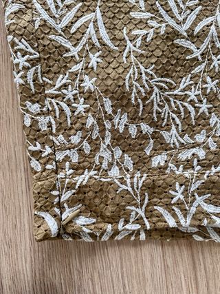 Falda Zara Midi Bordado floral y Volante Bajo