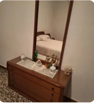 Cómoda de madera con espejo