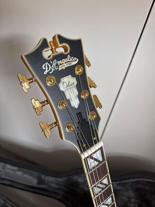 Guitarra D'Angelico Deluxe Mini DC