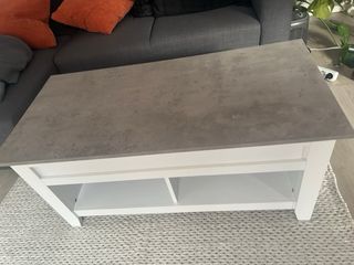Mesa de centro elevable gris y blanca