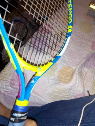 Raqueta de tenis azul y amarilla