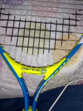 Raqueta de tenis azul y amarilla