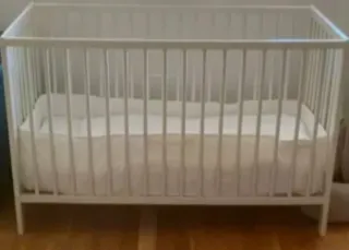 Cuna de bebé blanca