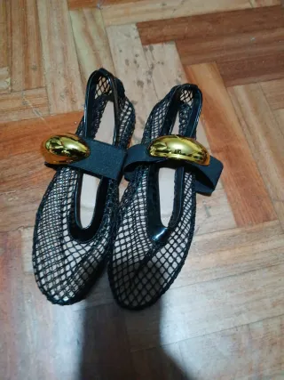 Bailarinas negras con detalle dorado