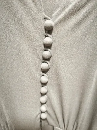 Vestido gris con detalles de encaje