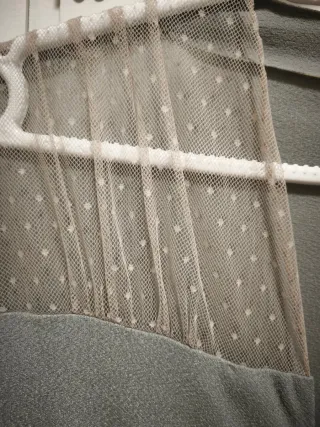 Vestido gris con detalles de encaje