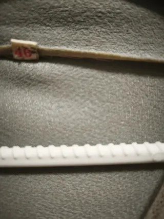 Vestido gris con detalles de encaje