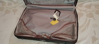 Maleta porta trajes Delsey impecable.
