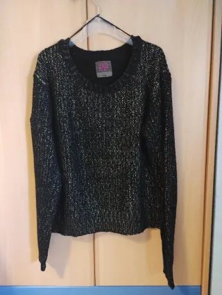 Jersey negro con detalles brillantes dorados