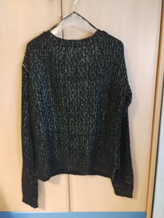 Jersey negro con detalles brillantes dorados