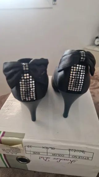 Zapatos de tacón negros con lazo