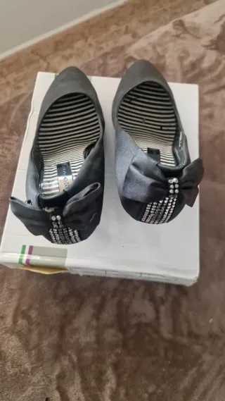 Zapatos de tacón negros con lazo