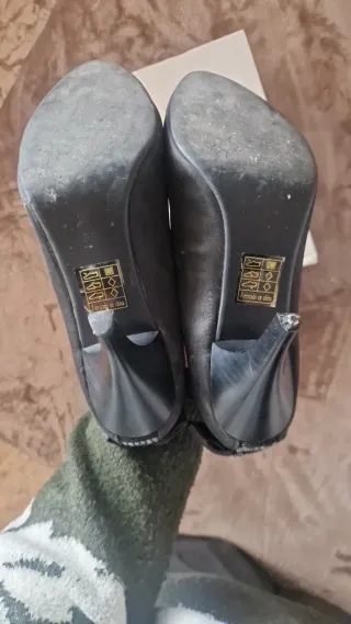 Zapatos de tacón negros con lazo
