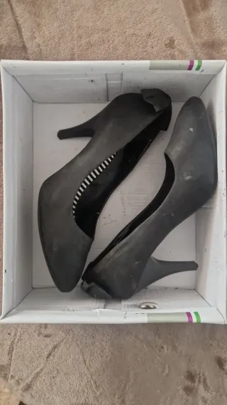 Zapatos de tacón negros con lazo