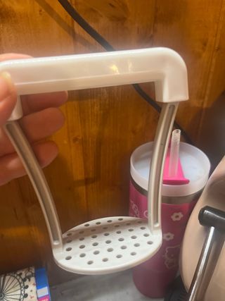 Schiaccia patate in plastica bianca