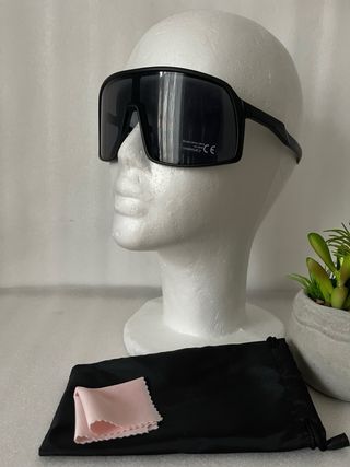 Gafas de sol negras con funda