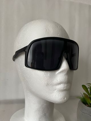 Gafas de sol negras con funda