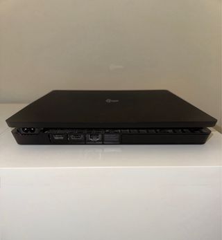 PS4 Slim Negra + 5 Juegos + 2 Mandos