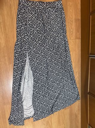 Falda larga estampada con abertura