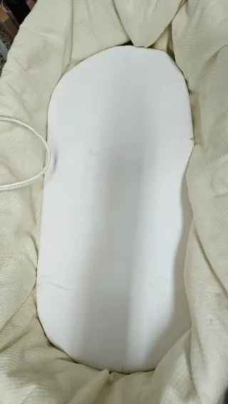 Capazo de mimbre con patas