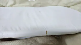 Capazo de mimbre con patas