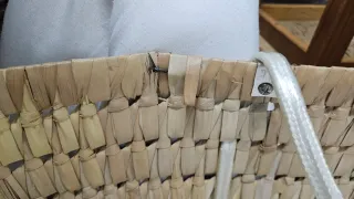 Capazo de mimbre con patas