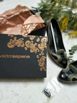 Zapatos de tacón negros y dorados