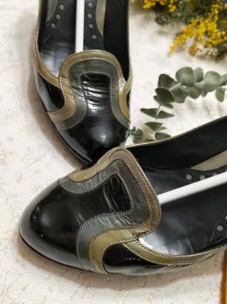 Zapatos de tacón negros y dorados