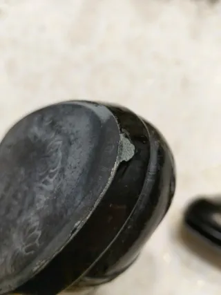 Zapatos de tacón negros y dorados