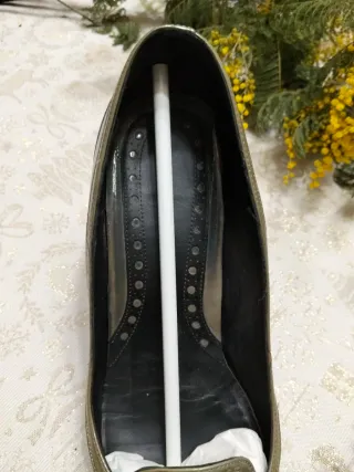 Zapatos de tacón negros y dorados
