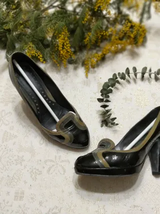 Zapatos de tacón negros y dorados