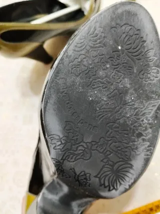 Zapatos de tacón negros y dorados