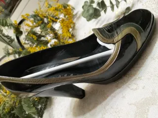 Zapatos de tacón negros y dorados
