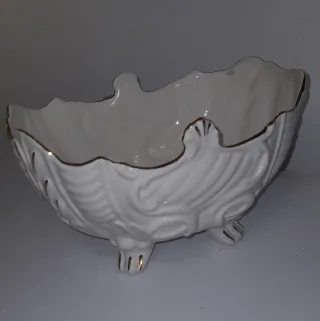 Jarrón de porcelana blanco con detalles dorados