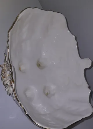 Jarrón de porcelana blanco con detalles dorados