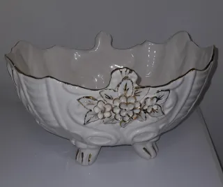 Jarrón de porcelana blanco con detalles dorados