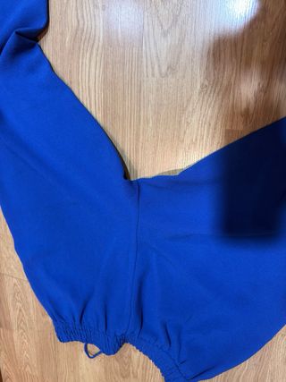 Pantalón azul con cremallera dorada