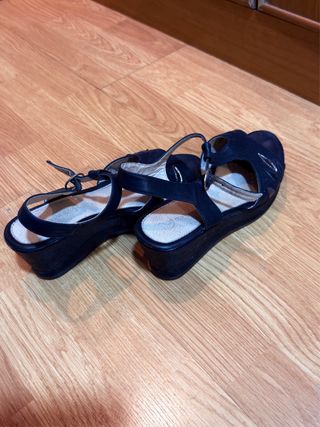 Sandalias negras con tacón bajo