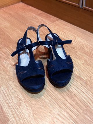 Sandalias negras con tacón bajo