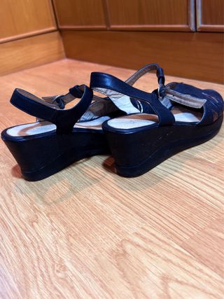 Sandalias negras con tacón bajo