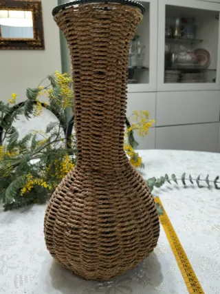 Florero de mimbre beige y marrón