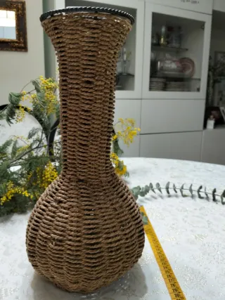 Florero de mimbre beige y marrón