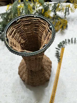 Florero de mimbre beige y marrón