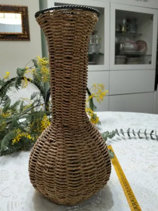 Florero de mimbre beige y marrón