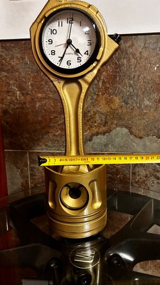 Peça decorativa de metal dourado